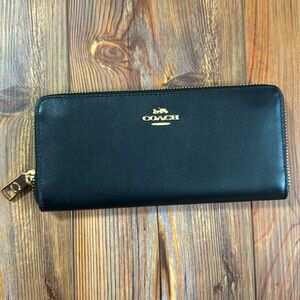 Coach Smooth Leather Slim
Accordion Zip Wallet
